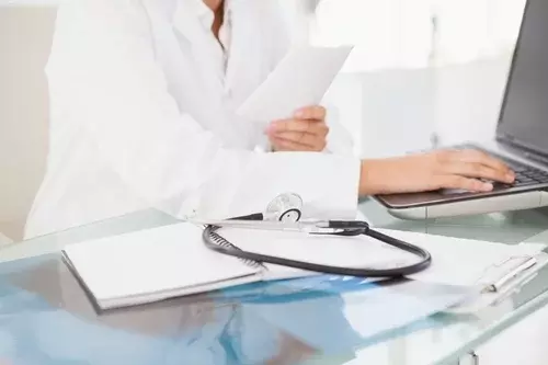 врач занимается принудительным лечением алкоголизма